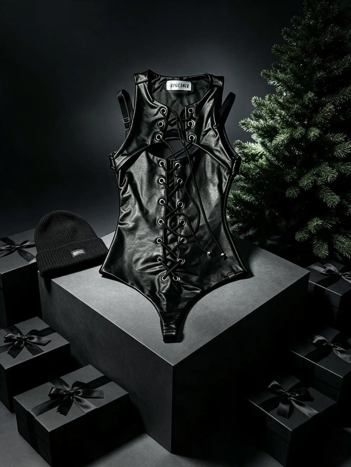 Le cadeau qui ne passe pas inaperçu : lignes corsetées, noir intense et caractère assumé.